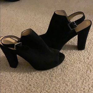 Heels with peep toe and side buckle.